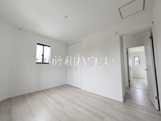 ≪J号棟 居室≫各部屋に収納も完備されるため、部屋もしっかり片付きそうですね♪ 【府中市日新町3丁目】