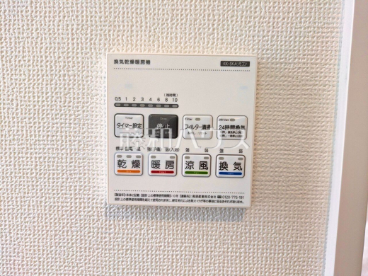 24時間換気システム 24時間換気システムにより、花粉・PM2.5などの微小粒子物質の侵入を防ぎ、快適な室内を保ちます。