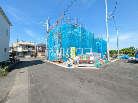接道状況および現場風景 【八王子市弐分方町】 順調に工事が進んでいます。実際の街並みの様子が段々見えて参りました。ぜひ実際に現地をご見学下さいませ。 /撮影日2026/05/02