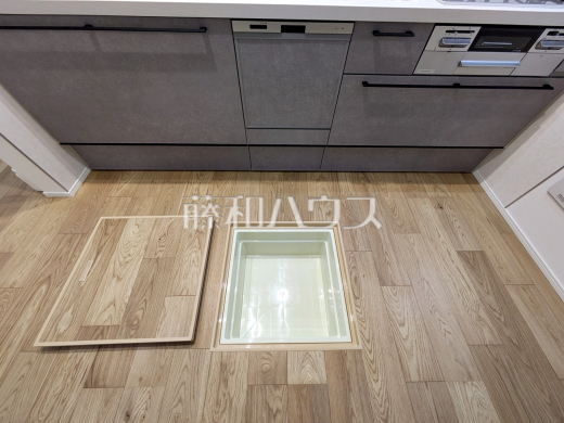 2号棟 床下収納 【日野市大坂上3丁目】居住スペースを邪魔しない床下は隠れた収納スペース。特に乾燥した冬の時期の保管に活躍、効率的な利用で収納力アップ!