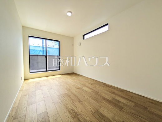2号棟 居室 【日野市大坂上3丁目】 小さなお子様がいるご家庭なら、約7.25帖の広々とした居室でお子様と一緒に就寝できますね。