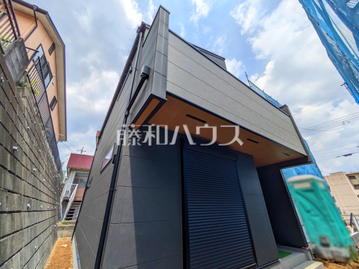 2号棟 外観 【日野市大坂上3丁目】モノトーンを中心とした配色の現代的なデザイン。直線的ですっきりとしたスクエアなデザインが、お客様のお住まいを都会的に印象づけます。