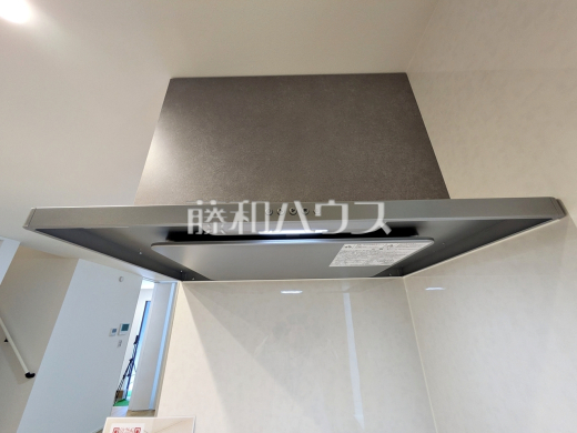 2号棟 レンジフード 【日野市大坂上3丁目】 お手入れのしやすいレンジフードは見た目もスッキリしていて、料理時の油煙やニオイを効率的に外に出せます。