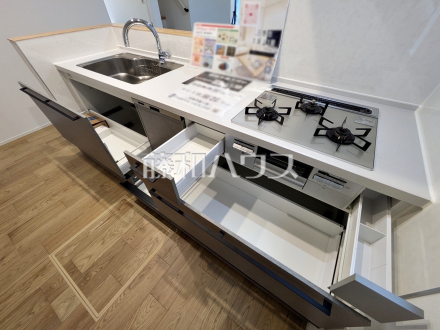 2号棟 キッチン 【日野市大坂上3丁目】収納力豊富なスライド収納付きシステムキッチン。大きな鍋やフライパンの出し入れもスムーズです。/撮影日2026/08/01