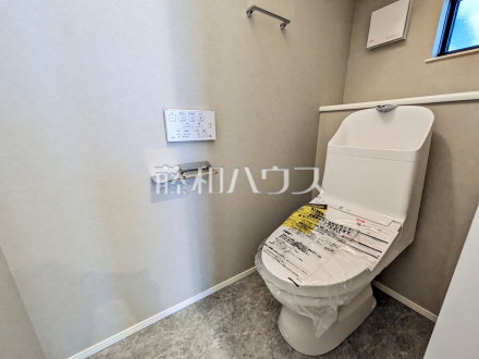 2号棟 トイレ 【日野市大坂上3丁目】各階にトイレを設けておりますので、朝の忙しい時間などトイレの取り合いで喧嘩になることも少なそうですね。/撮影日2026/08/01