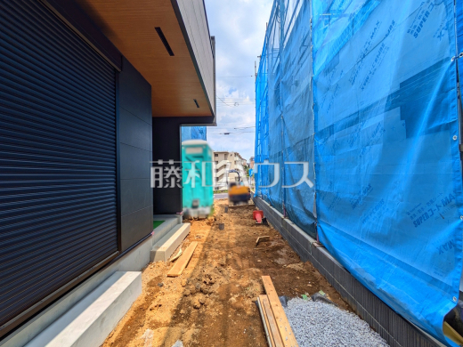 2号棟 外観 【日野市大坂上3丁目】旗竿地は、小さなお子様が急に道路に飛び出てしまうことを防ぎます。安心してお庭で遊ぶことができますね。