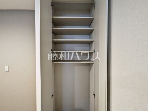 2号棟 収納 【日野市大坂上3丁目】収納庫付のキッチン。買い置きの食料品や日用品もしまえて便利です。
