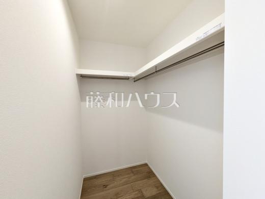 2号棟 ウォークインクローゼット 【日野市大坂上3丁目】大容量のウォークインクローゼットでお部屋をスッキリきれいに保てます。