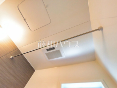 浴室乾燥機(浴室内上部)雨の日の強い味方!浴室換気乾燥機付きユニットバスで洗濯物が乾かせます。
浴室乾燥機(浴室内上部)雨の日の強い味方!浴室換気乾燥機付きユニットバスで洗濯物が乾かせます。