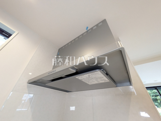 1号棟 レンジフード 【立川市錦町6丁目】 お手入れのしやすいレンジフードは見た目もスッキリしていて、料理時の油煙やニオイを効率的に外に出せます。