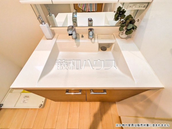 洗面室 【八王子市堀之内】
洗面台はミラーの下から洗面ボウルまで、つなぎ目がなく一体型となっているのでお掃除も楽々です。また、水栓周りも水アカが付きづらい構造の為キレイを持続できます。 洗面室 【八王子市堀之内】
洗面台はミラーの下から洗面ボウルまで、つなぎ目がなく一体型となっているのでお掃除も楽々です。また、水栓周りも水アカが付きづらい構造の為キレイを持続できます。