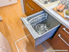 食器洗浄乾燥機 ビルトイン食洗機は毎日の家事を軽減させてくれます。またワークトップも広々使え機能性も向上します。 食器洗浄乾燥機 ビルトイン食洗機は毎日の家事を軽減させてくれます。またワークトップも広々使え機能性も向上します。