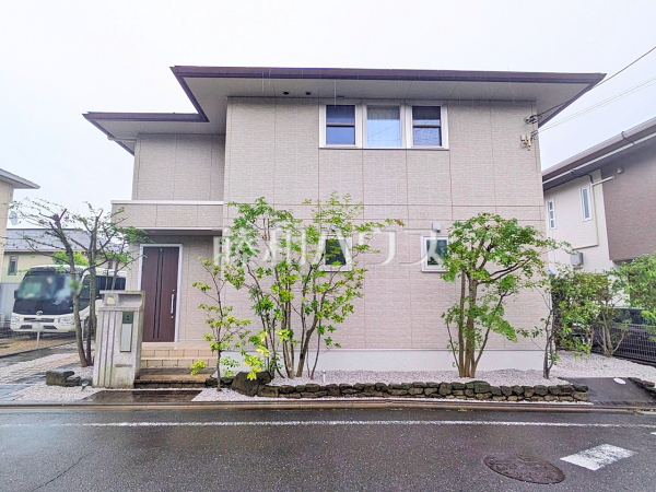 外観 【八王子市堀之内】
玄関前は家の「顔」です。綺麗な植栽が家と街並みに暖かい色を添えます。 外観 【八王子市堀之内】
玄関前は家の「顔」です。綺麗な植栽が家と街並みに暖かい色を添えます。
