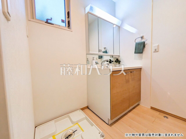 洗面室 【八王子市堀之内】
三面鏡付きの洗面台。鏡の裏にも収納があり、歯ブラシや化粧品等もすっきり収納できます。 洗面室 【八王子市堀之内】
三面鏡付きの洗面台。鏡の裏にも収納があり、歯ブラシや化粧品等もすっきり収納できます。