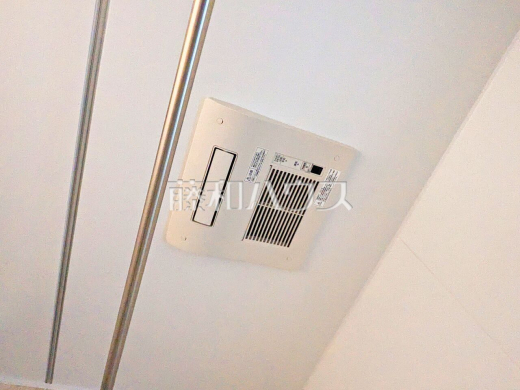 浴室乾燥機(浴室内上部) 雨の日の強い味方!浴室換気乾燥機付きユニットバスで洗濯物が乾かせます。