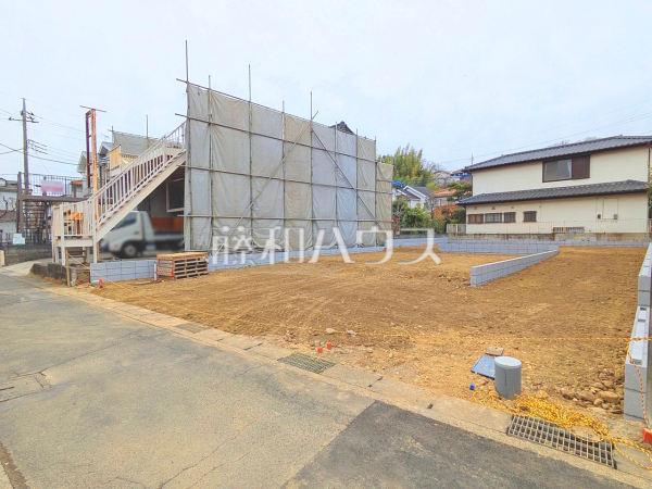 接道状況および現場風景 【日野市南平2丁目】周辺は落ち着いた雰囲気の住宅地です。小さなお子様がいるご家庭も安心です。 接道状況および現場風景 【日野市南平2丁目】周辺は落ち着いた雰囲気の住宅地です。小さなお子様がいるご家庭も安心です。