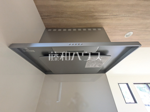 1号棟 レンジフード 【八王子市上野町】 お手入れのしやすいレンジフードは見た目もスッキリしていて、料理時の油煙やニオイを効率的に外に出せます。