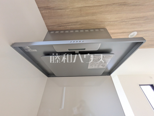 2号棟 レンジフード 【八王子市上野町】 お手入れのしやすいレンジフードは見た目もスッキリしていて、料理時の油煙やニオイを効率的に外に出せます。