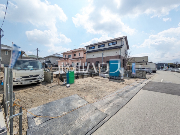 順調に工事が進んでいます。実際の街並みの様子が段々見えて参りました。ぜひ実際に現地をご見学下さいませ。接道状況および現場風景 【福岡市早良区次郎丸4丁目】 順調に工事が進んでいます。実際の街並みの様子が段々見えて参りました。ぜひ実際に現地をご見学下さいませ。接道状況および現場風景 【福岡市早良区次郎丸4丁目】