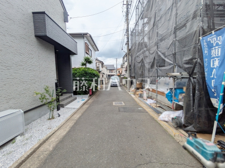 順調に工事が進んでいます。実際の街並みの様子が段々見えて参りました。ぜひ実際に現地をご見学下さいませ。 【新座市西堀2丁目】/撮影日2026/05/08