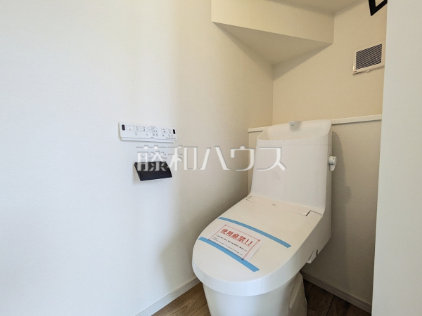トイレ 【日野市旭が丘1丁目】清潔な空間を保ちたいトイレはオフホワイトでまとめました。毎日使う場所だからこそお手入れも楽々にできる機能が搭載されております。汚れが付着しにくい便器はお掃除も楽々です。 トイレ 【日野市旭が丘1丁目】清潔な空間を保ちたいトイレはオフホワイトでまとめました。毎日使う場所だからこそお手入れも楽々にできる機能が搭載されております。汚れが付着しにくい便器はお掃除も楽々です。