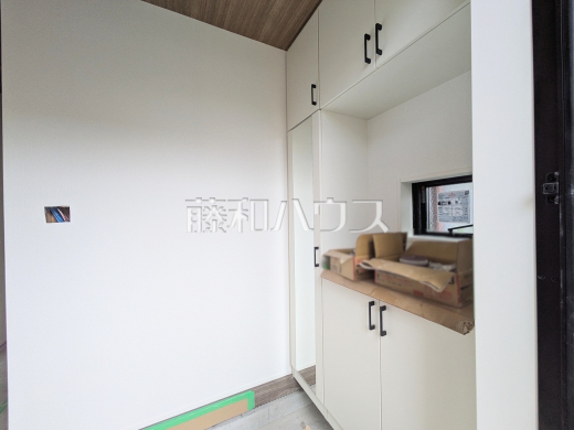 1号棟 玄関(施工中) 【福岡市城南区樋井川2丁目】