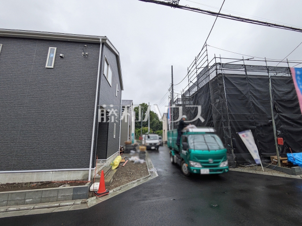 ≪現場風景≫ 各棟、個性的な間取りでご家族皆様のニーズにこたえます。8家族のために、明るく寛ぎに満ちた間取りをご用意しています。 【調布市富士見町3丁目】 ≪現場風景≫ 各棟、個性的な間取りでご家族皆様のニーズにこたえます。8家族のために、明るく寛ぎに満ちた間取りをご用意しています。 【調布市富士見町3丁目】