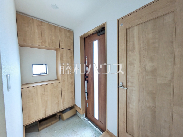 A号棟 玄関(施工中) 【与那原町字与那原】 自然光を取り入れ明るい空間になるよう設計された玄関です。 A号棟 玄関(施工中) 【与那原町字与那原】 自然光を取り入れ明るい空間になるよう設計された玄関です。