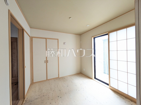 A号棟 和室(施工中) 【与那原町字与那原】 和室は家事の合間のちょっとしたひと息や、お子様のお昼寝にちょうど良い空間です。 A号棟 和室(施工中) 【与那原町字与那原】 和室は家事の合間のちょっとしたひと息や、お子様のお昼寝にちょうど良い空間です。