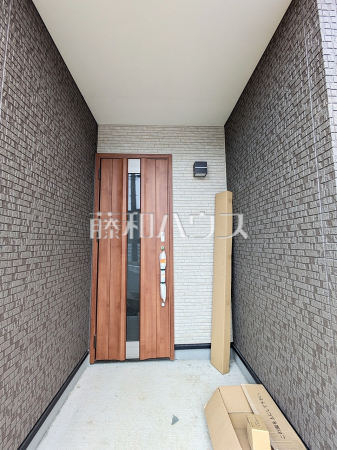 A号棟 玄関 【与那原町字与那原】 玄関はお家の顔!植栽やガーデングッズなどを利用し、お客様をお出迎えする玄関アプローチをオシャレに飾ってみてはいかがでしょうか。 A号棟 玄関 【与那原町字与那原】 玄関はお家の顔!植栽やガーデングッズなどを利用し、お客様をお出迎えする玄関アプローチをオシャレに飾ってみてはいかがでしょうか。