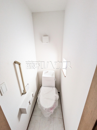 A号棟 トイレ 【与那原町字与那原】 各階にトイレがあると、階段の上り下りをせずに済むため就寝時なども便利です。 A号棟 トイレ 【与那原町字与那原】 各階にトイレがあると、階段の上り下りをせずに済むため就寝時なども便利です。