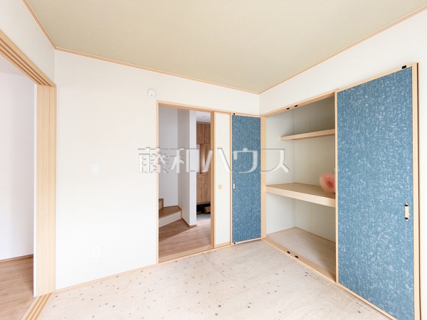 A号棟 和室(施工中) 【与那原町字与那原】 ついゴロンとしたくなる和室。あるとやっぱり落ち着きますね。 A号棟 和室(施工中) 【与那原町字与那原】 ついゴロンとしたくなる和室。あるとやっぱり落ち着きますね。