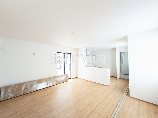 A号棟 リビング 【与那原町字与那原】 リビングは南面のため、明るい空間で家族団らんを楽しんでいただけます。 A号棟 リビング 【与那原町字与那原】 リビングは南面のため、明るい空間で家族団らんを楽しんでいただけます。