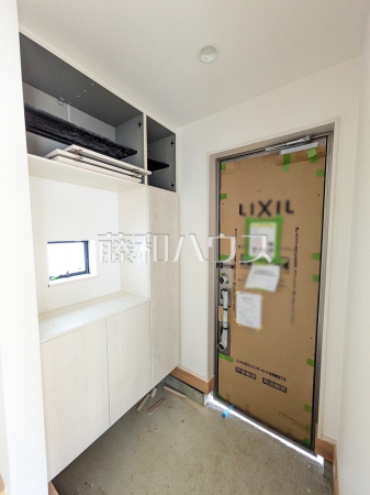 B号棟 玄関(施工中) 【与那原町字与那原】 B号棟 玄関(施工中) 【与那原町字与那原】