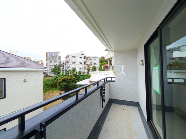 B号棟 バルコニー(施工中) 【与那原町字与那原】 B号棟 バルコニー(施工中) 【与那原町字与那原】