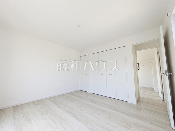 ≪居室≫各部屋に収納も完備されるため、部屋もしっかり片付きそうですね♪ 【府中市多磨町2丁目】 ≪居室≫各部屋に収納も完備されるため、部屋もしっかり片付きそうですね♪ 【府中市多磨町2丁目】