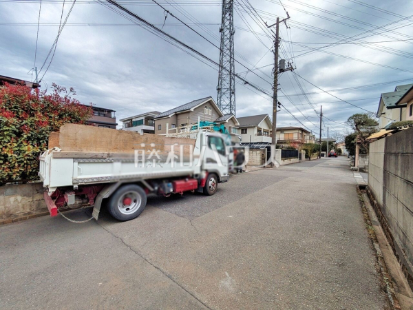 接道状況および現場風景 【東久留米市前沢5丁目】 建物のプレゼンをさせていただきますので、実際の完成イメージを思い描いていただくことができます。お気軽にお問合せ下さい。 接道状況および現場風景 【東久留米市前沢5丁目】 建物のプレゼンをさせていただきますので、実際の完成イメージを思い描いていただくことができます。お気軽にお問合せ下さい。