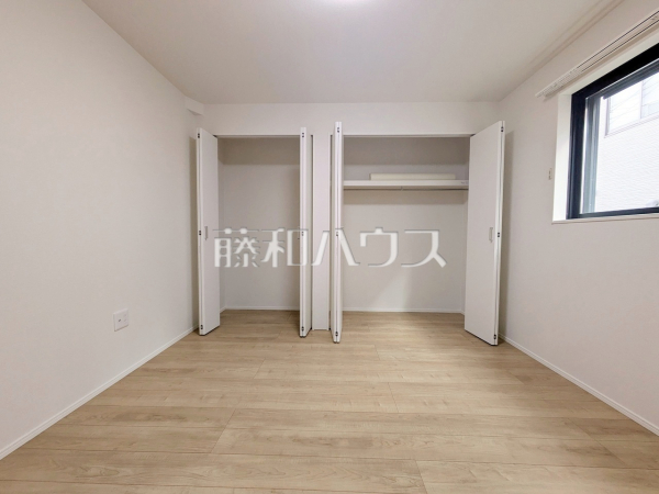 居室 【練馬区貫井3丁目】
木目が美しいウッディなフローリングの居室は、穏やかで心安らぐ空間となるでしょう。 居室 【練馬区貫井3丁目】
木目が美しいウッディなフローリングの居室は、穏やかで心安らぐ空間となるでしょう。