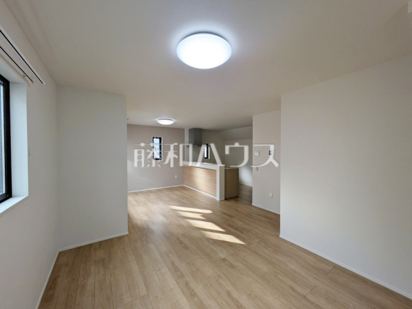 リビング 【練馬区貫井3丁目】
2階にリビングを設置することで道路や外からの視線が届きにくい、プライバシー性の高いリビングでゆっくりと寛ぐことができます。 リビング 【練馬区貫井3丁目】
2階にリビングを設置することで道路や外からの視線が届きにくい、プライバシー性の高いリビングでゆっくりと寛ぐことができます。