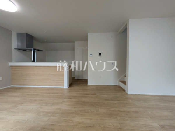 リビング 【練馬区貫井3丁目】
対面キッチンを採用したリビングは明るく開放感を主として設計しました。一日の中で一番長く家族が集まる場所だから機能性と利便性を重視しました。 リビング 【練馬区貫井3丁目】
対面キッチンを採用したリビングは明るく開放感を主として設計しました。一日の中で一番長く家族が集まる場所だから機能性と利便性を重視しました。