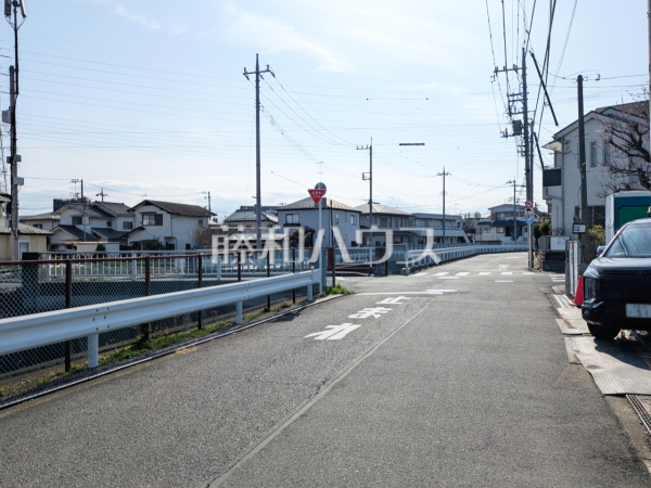接道状況および現場風景 【日野市万願寺1丁目】
南道路で、さらに南側にカースペースがあり日当たり良好です。 接道状況および現場風景 【日野市万願寺1丁目】
南道路で、さらに南側にカースペースがあり日当たり良好です。