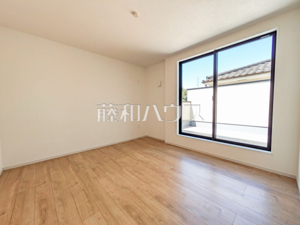 居室 【日野市万願寺1丁目】
木目が美しいウッディなフローリングの居室は、穏やかで心安らぐ空間となるでしょう。 居室 【日野市万願寺1丁目】
木目が美しいウッディなフローリングの居室は、穏やかで心安らぐ空間となるでしょう。