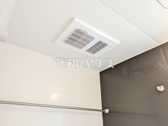 浴室換気乾燥暖房機 【朝霞市宮戸3丁目】幼い子供がいると汚れものが多く、いつでも洗濯物を干せるのが嬉しい浴室換気乾燥機! 浴室換気乾燥暖房機 【朝霞市宮戸3丁目】幼い子供がいると汚れものが多く、いつでも洗濯物を干せるのが嬉しい浴室換気乾燥機!