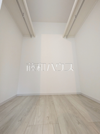 ≪1号棟 収納≫ウォークインクローゼットは、お洋服等がたくさん収納できて便利です。 【稲城市平尾4丁目】 ≪1号棟 収納≫ウォークインクローゼットは、お洋服等がたくさん収納できて便利です。 【稲城市平尾4丁目】