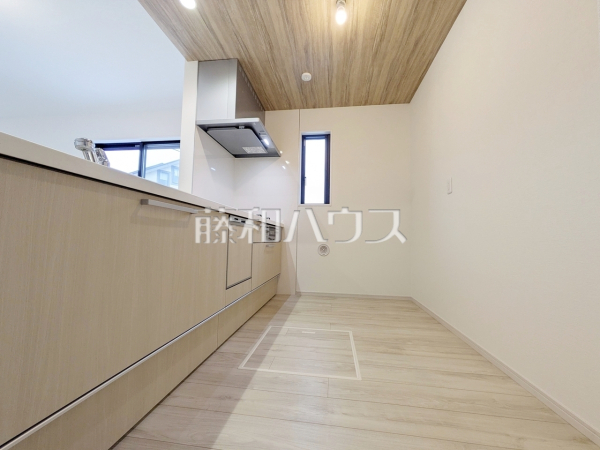 ≪1号棟 キッチン≫窓のある明るい空間!対面式なのでコミュニケーションの取りやすいキッチンです☆ 【稲城市平尾4丁目】 ≪1号棟 キッチン≫窓のある明るい空間!対面式なのでコミュニケーションの取りやすいキッチンです☆ 【稲城市平尾4丁目】