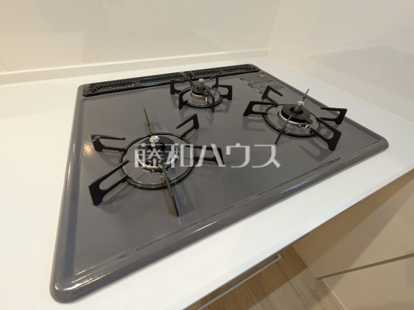≪1号棟 キッチン≫フラットな表面で汚れも拭きとりやすく、お掃除が簡単な3口ガラストップコンロ【稲城市平尾4丁目】 ≪1号棟 キッチン≫フラットな表面で汚れも拭きとりやすく、お掃除が簡単な3口ガラストップコンロ【稲城市平尾4丁目】