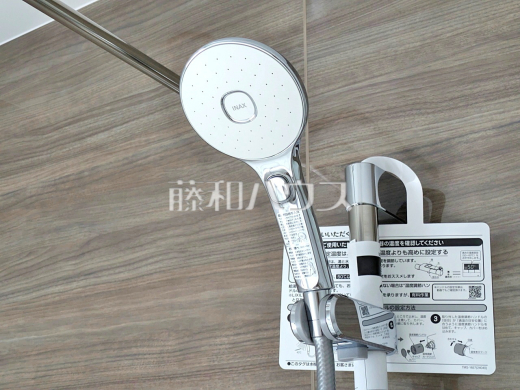 1号棟 スイッチ付シャワーヘッド 【新座市石神3丁目】 浴室のシャワーは手元で止水ができるスイッチ付シャワーヘッドにより、さらに節水効果がアップします。