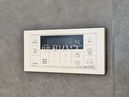 2号棟 給湯器リモコン 【新座市石神3丁目】 自動お湯張りや追いだき機能など、充実したバスタイムをサポートする設備が整っています。温度調節もボタンひとつで簡単です。/撮影日2026/07/27