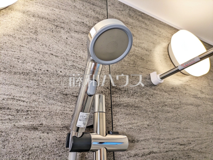 40号棟 スイッチ付シャワーヘッド 【武蔵村山市大南1丁目】 浴室のシャワーは手元で止水ができるスイッチ付シャワーヘッドにより、さらに節水効果がアップします。/撮影日2026/07/25