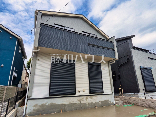 1号棟 外観 【東久留米市南沢5丁目】 足場が外れて実際の外観が見えてきました。完成までもう少しです。 1号棟 外観 【東久留米市南沢5丁目】 足場が外れて実際の外観が見えてきました。完成までもう少しです。